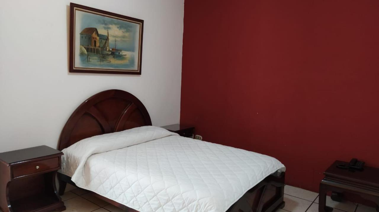 Hotel Puerta Del Sol Santo Domingo de los Colorados Dış mekan fotoğraf