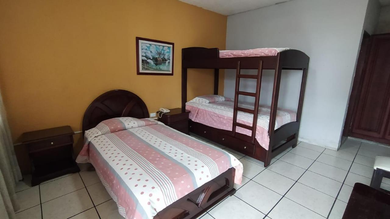 Hotel Puerta Del Sol Santo Domingo de los Colorados Dış mekan fotoğraf